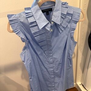 Banana Republic women’s sleeveless button blouse with ruffles in Size 4.
